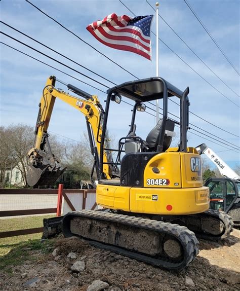 rent mini excavator with thumb